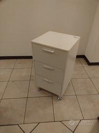 Mobiletto con tre scaffali