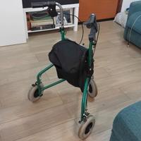 Deambulatore a tre ruote