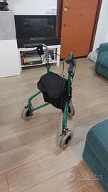 Deambulatore a tre ruote