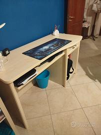 scrivania in legno chiaro