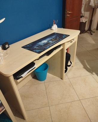 scrivania in legno chiaro