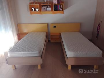 Coppia di letti con boiserie