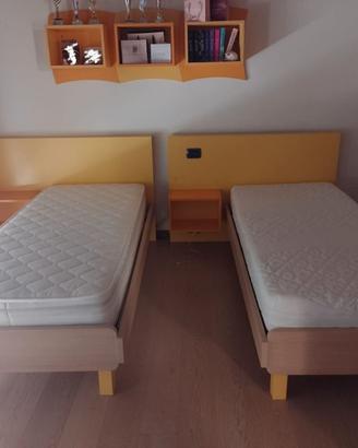 Coppia di letti con boiserie