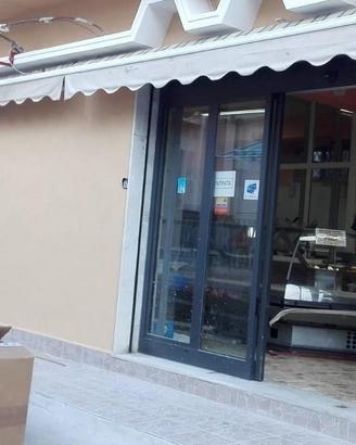 Zona Pace, locale + deposito con ingresso autonomo