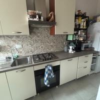 Cucina lineare con forno e piano cottura