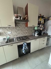 Cucina lineare con forno e piano cottura