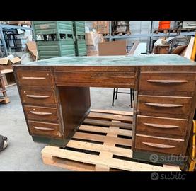 Scrivania in legno con top verde 79x79x140