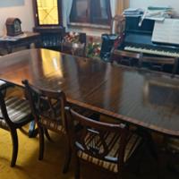 Tavolo, sedie, sideboard e angolari stile Regency