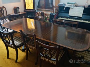 Tavolo, sedie, sideboard e angolari stile Regency