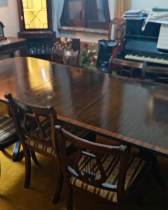 Tavolo, sedie, sideboard e angolari stile Regency