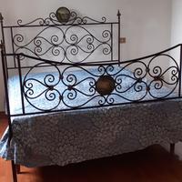 Antico letto in ferro battuto