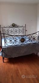 Antico letto in ferro battuto
