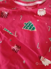 una maglia pigiama di Natale e un dolcevita