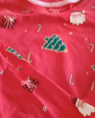 una maglia pigiama di Natale e un dolcevita