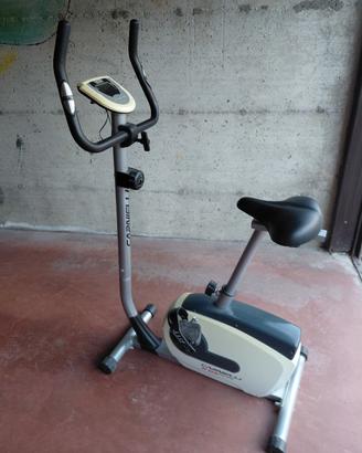 cyclette magnetica progettata per l'home fitness,
