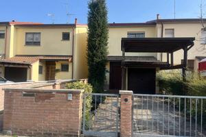 VILLETTA A SCHIERA IN VIA MARZABOTTO