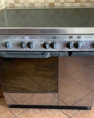 Cucina a gas 6 fuochi Ariston