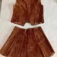 Minigonna e gilet scamosciati