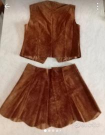 Minigonna e gilet scamosciati