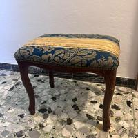 Sgabello in legno e tessuto