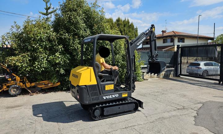 E232 - Mini escavatore 15 q.li Volvo EC15