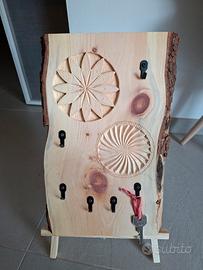 Portachiavi decorato in cirmolo