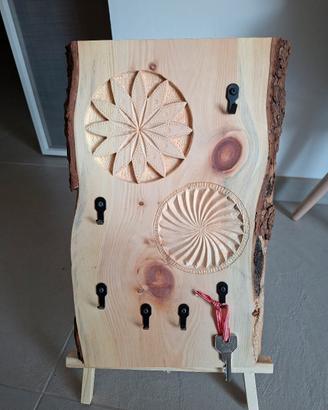 Portachiavi decorato in cirmolo