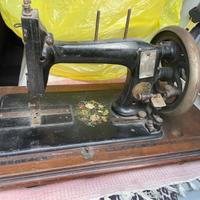 Macchina da cucire antica