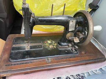 Macchina da cucire antica