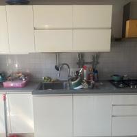 Cucina compresa di elettrodomestici