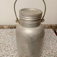 Contenitore vintage di latte  di 2 litri in latta