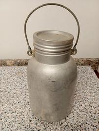 Contenitore vintage di latte  di 2 litri in latta