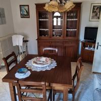 tavolo, sedie e Credenza.