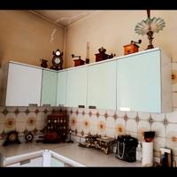 cucina con 6 sedie e tavolo in formica 