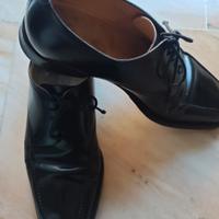 scarpe nere di campanile in cuoio