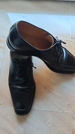 scarpe nere di campanile in cuoio