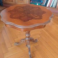 Tavolino rotondo in legno intarsiato da salotto