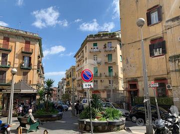 NEGOZIO A NAPOLI