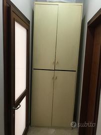 ARMADIO CON ANTE E SCAFFALI