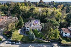 Villa di 600 m² con più di 5 locali e box auto dop