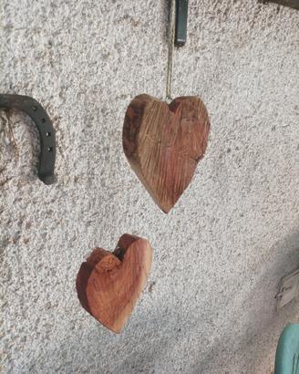Due cuori di legno di Carrubo