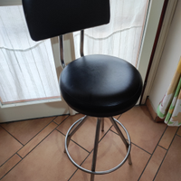 Sgabello in acciaio e pelle