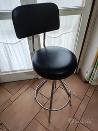 Sgabello in acciaio e pelle