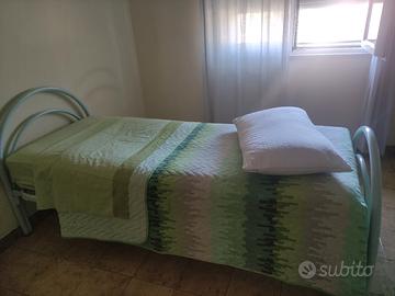 due letti singoli con rete e materasso