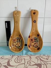 Coppia poggiamestoli in ceramica smaltata