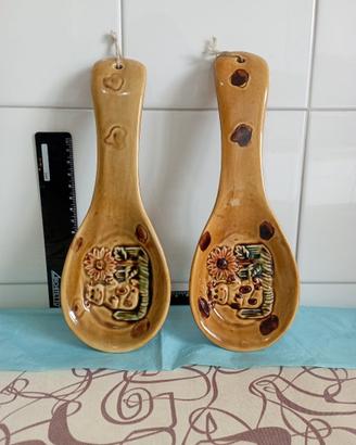 Coppia poggiamestoli in ceramica smaltata