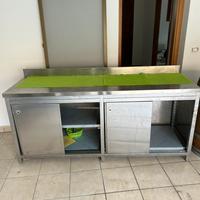 Banco di lavoro in acciaio per cucina