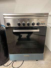 Cucina a gas con forno elettrico