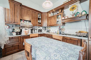 BILOCALE AL PIANO TERRA CON CANTINA