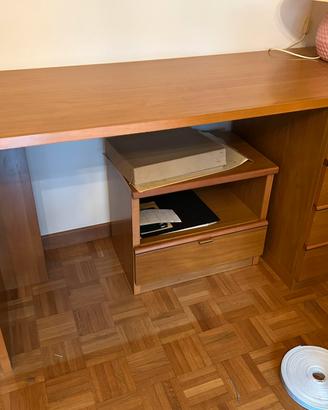 Scrivania comodini e mensole